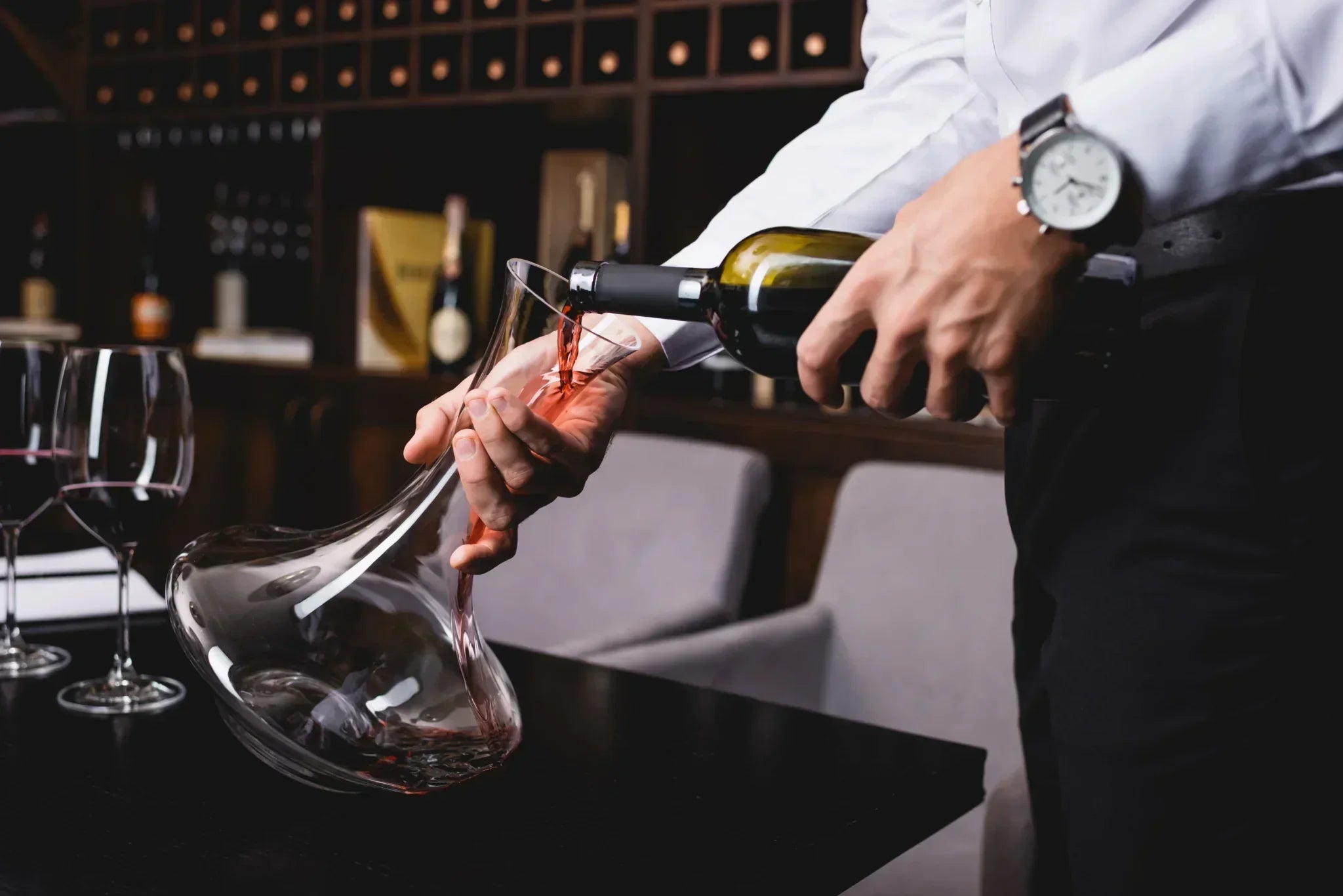Decantar Vino, ¿cuándo y por qué es necesario - Blog Cepas Noble
