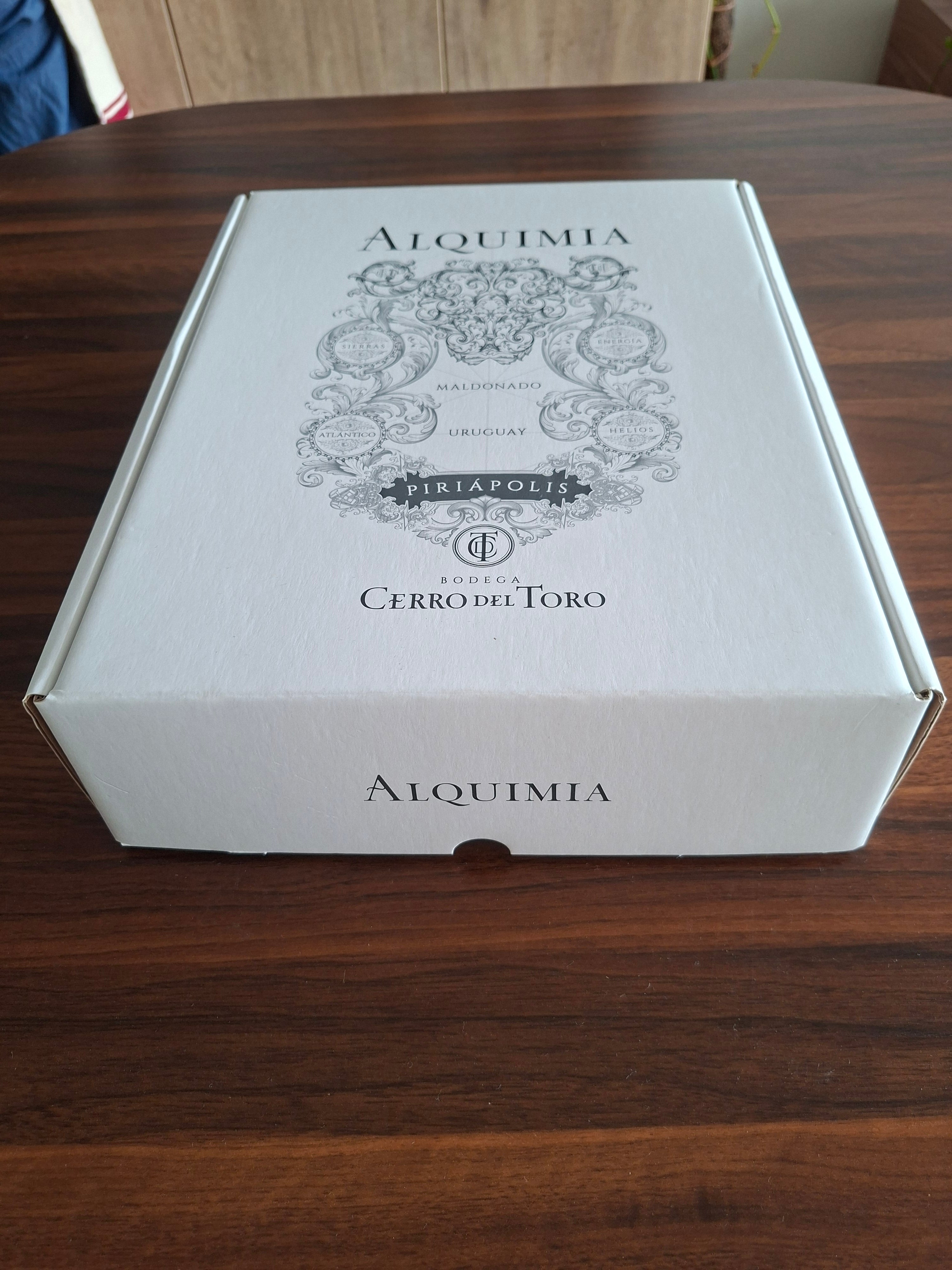 Vinos Cerro del Toro - Uruguay: pack Trilogía reune las tres versiones de Alquimia: Corte único tinto, Corte único blanco y Tannat.