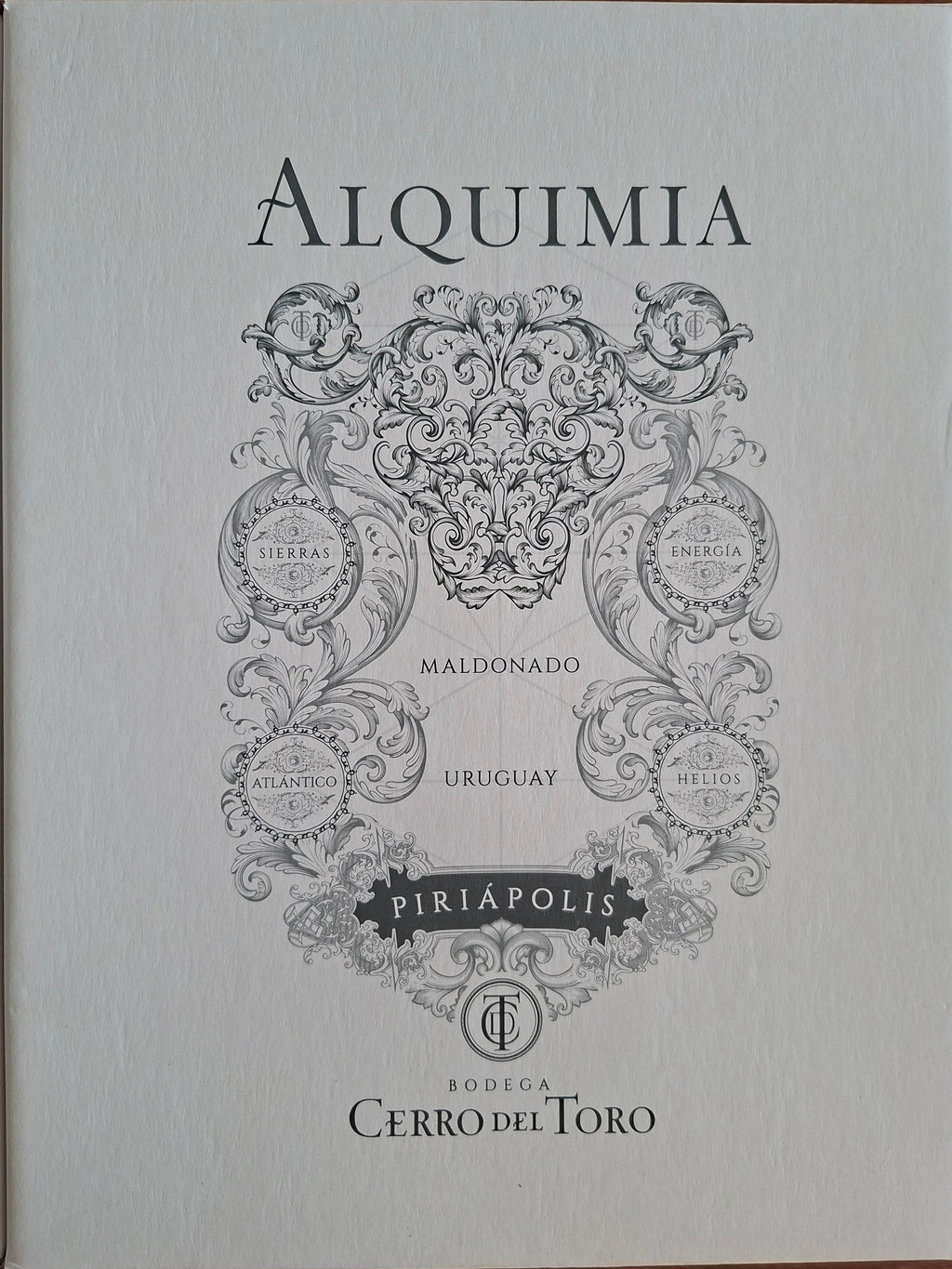 Vinos Cerro del Toro - Uruguay: pack Trilogía reune las tres versiones de Alquimia: Corte único tinto, Corte único blanco y Tannat.