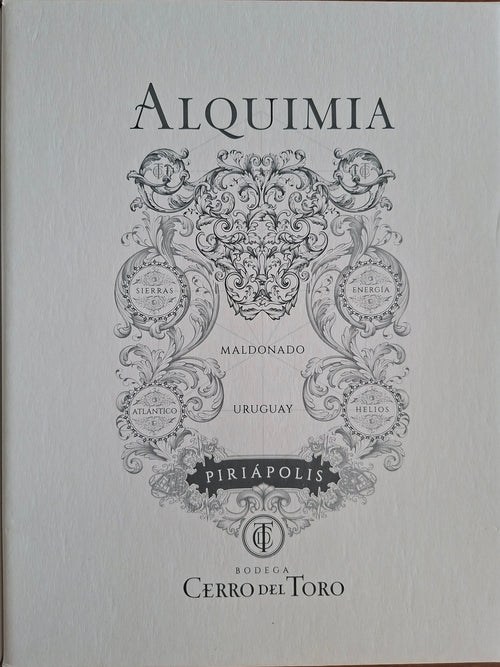 Vinos Cerro del Toro - Uruguay: pack Trilogía reune las tres versiones de Alquimia: Corte único tinto, Corte único blanco y Tannat.