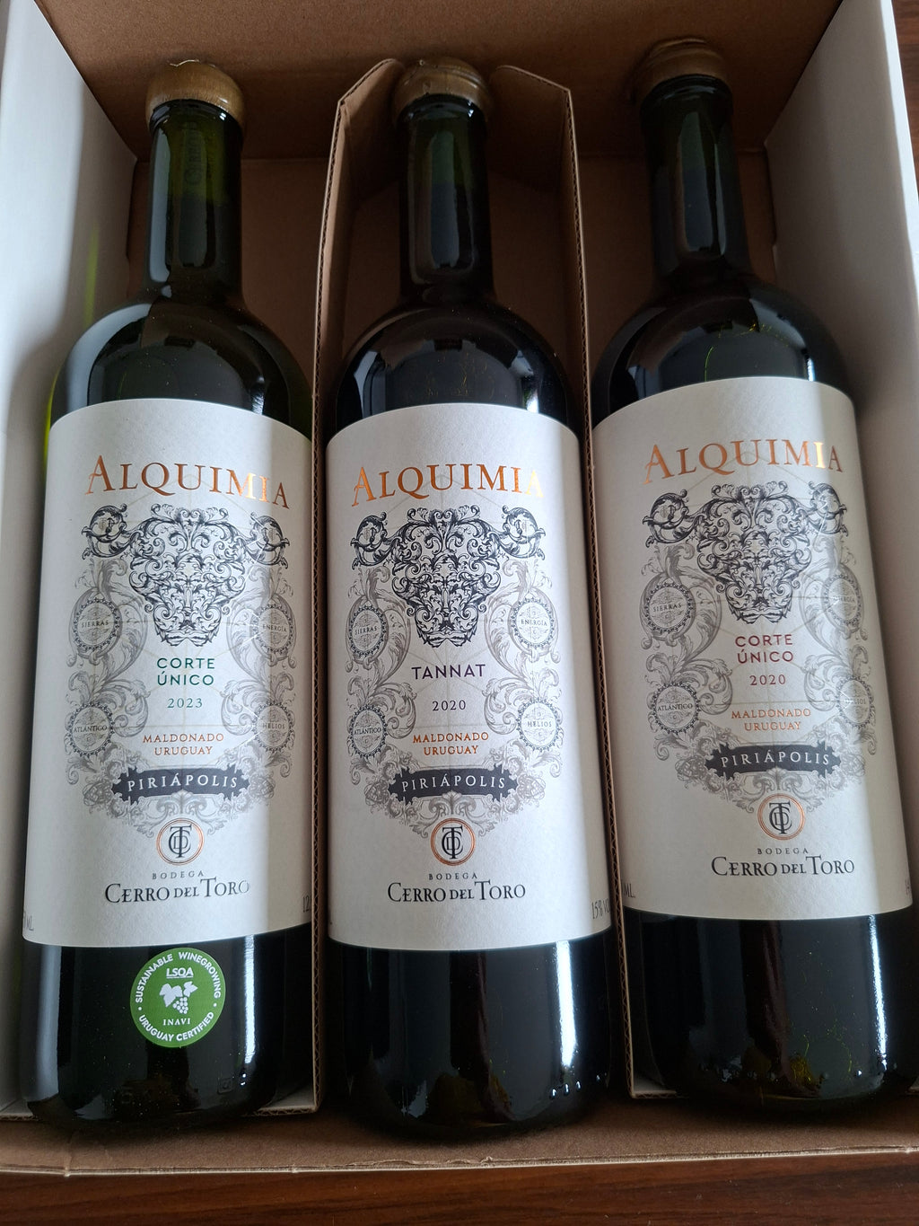 Vinos Cerro del Toro - Uruguay: pack Trilogía reune las tres versiones de Alquimia: Corte único tinto, Corte único blanco y Tannat.